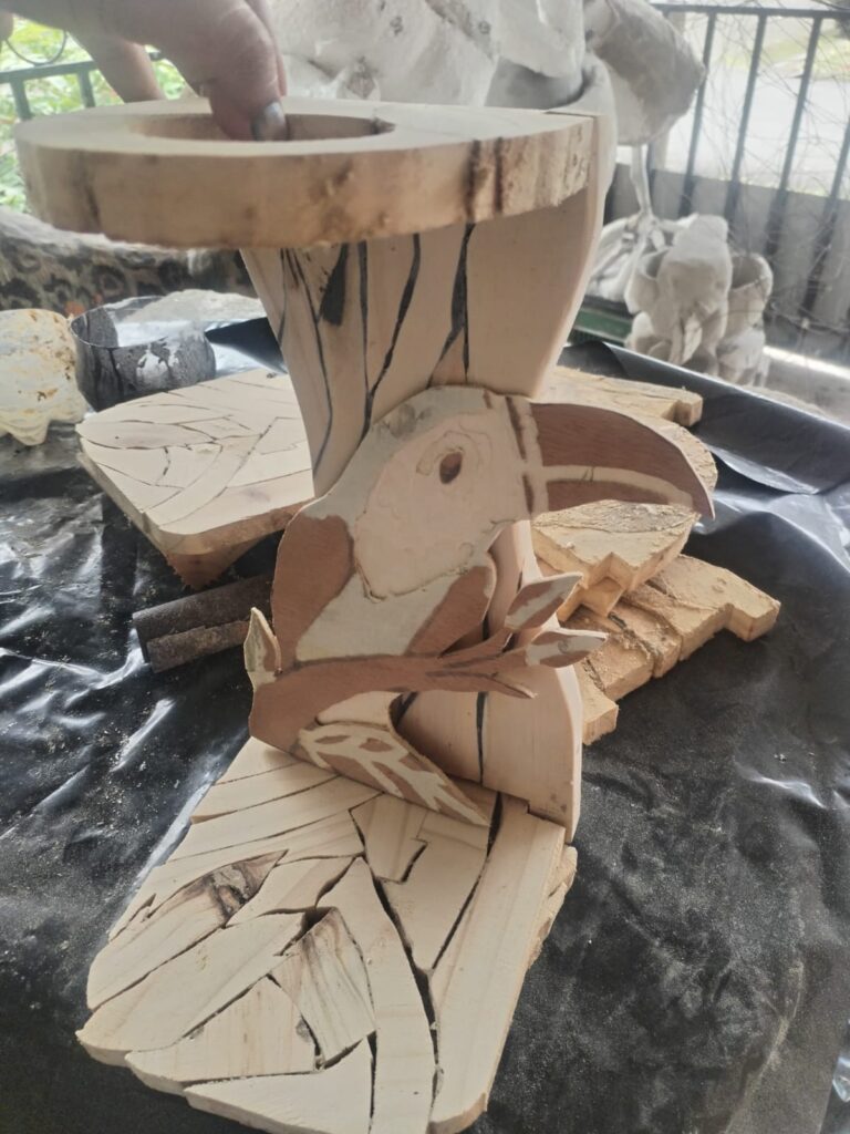 Ensamblaje de piezas grandes en un chorreador de madera artesanal
