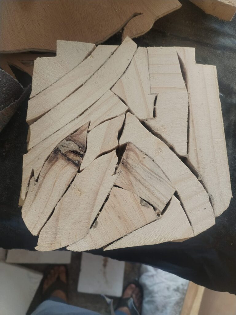 Piezas de intarsia lijadas para ensamblar un chorreador de madera