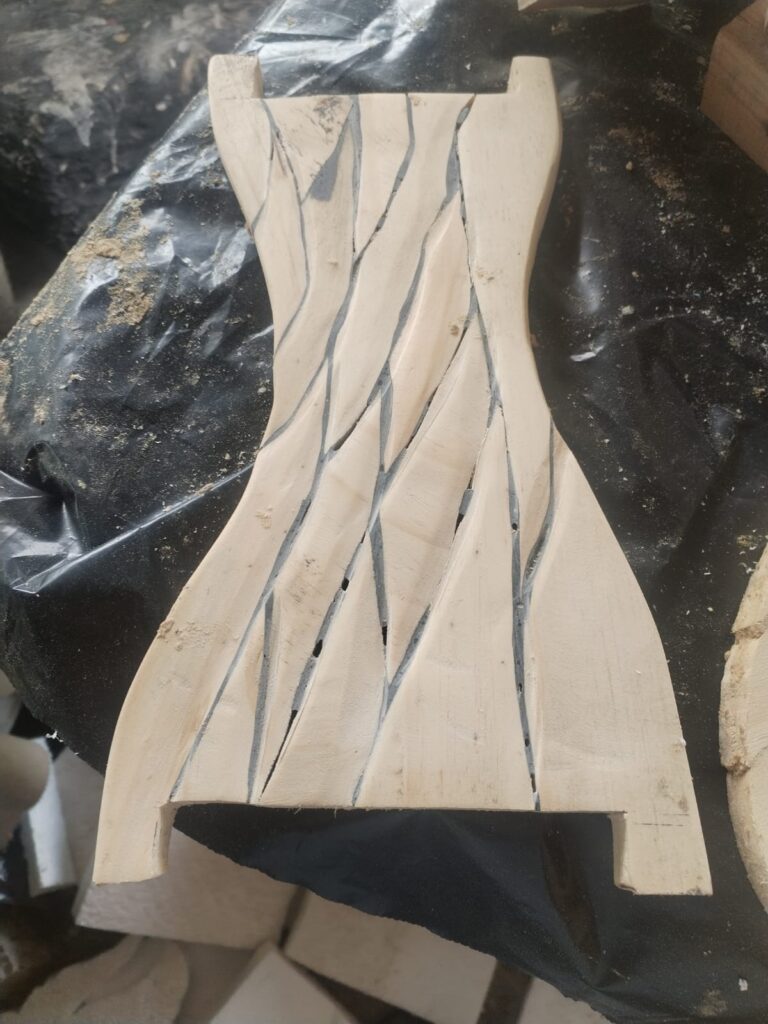 Moldes marcados sobre madera para hacer un chorreador artesanal